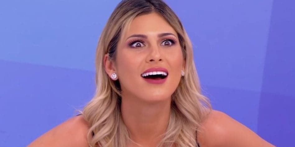 Lívia Andrade ganha promoção histórica e Silvio Santos anuncia ela como única apresentadora do Fofocalizando