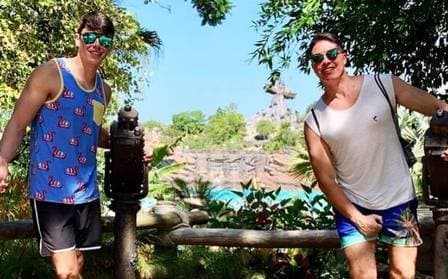 Marcelo Augusto, galã da Globo dos anos 90, curte viagem romântica com o namorado na Disney