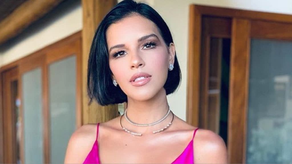 Mariana Rios, ao divulgar foto na internet, aparece com a aparência muito acabada e surge igual a uma velha