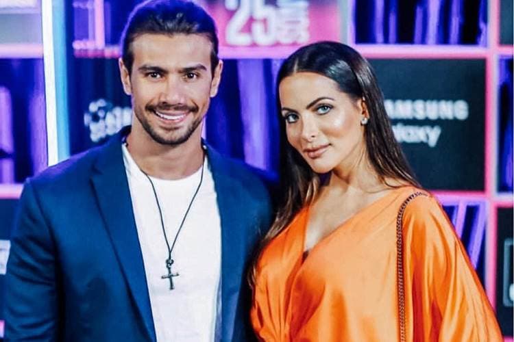 Mariano, da dupla com Munhoz, humilha publicamente sua namorada e ex-dançarina do Faustão, Carla Prata e dispara: "Maluca"