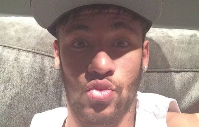 Neymar é flagrado beijando muito em festa de amigo, dias após escândalo com Najila Trindade