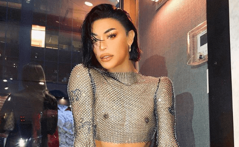 Pabllo Vittar se emociona com pedido de casamento deslumbrante em aeroporto e fãs comemoram