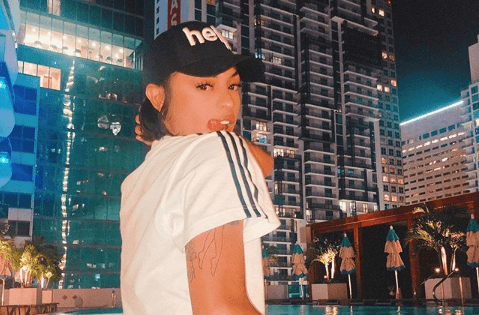 Pabllo Vittar aparece agarradinha com bonitão e fãs começam a questionar namoro