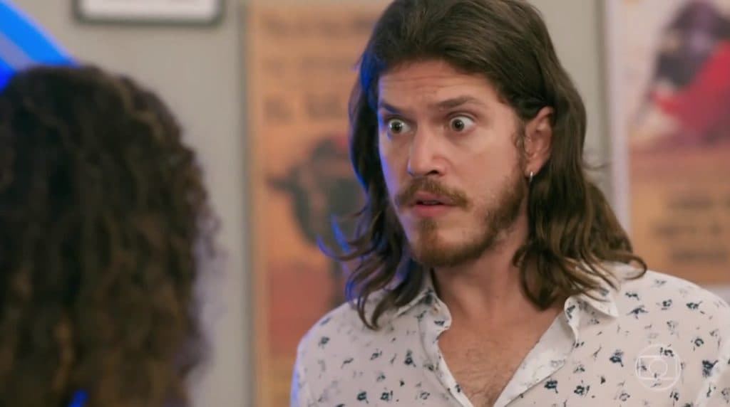 Verão 90: Quinzinho toma coragem, procura Dandara e faz declaração de amor