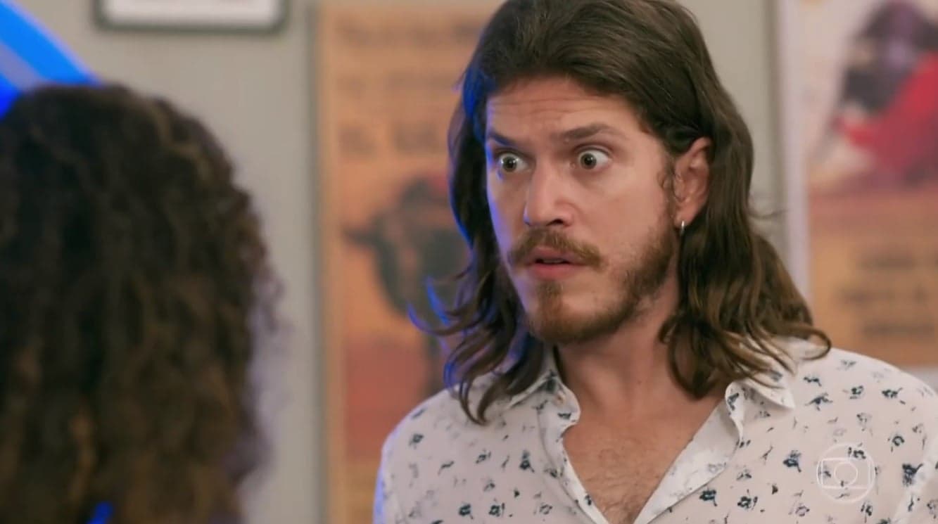 Quinzinho (Caio Paduan) não aguentará mais esconder a verdade de todos na novela Verão 90 da Globo