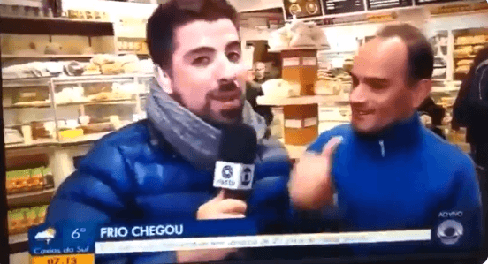Repórter da Globo é surpreendido por homem que manda abraço à Record em entrevista ao vivo; assista