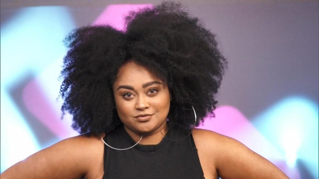 Rízia, ex-BBB, eleva temperatura ao surgir em momento íntimo com o namorado: "Pega fogo"