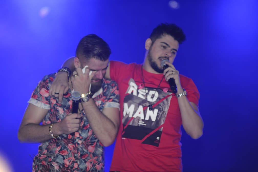 Zé Neto chora durante show e faz revelação destruidora sobre o seu filho