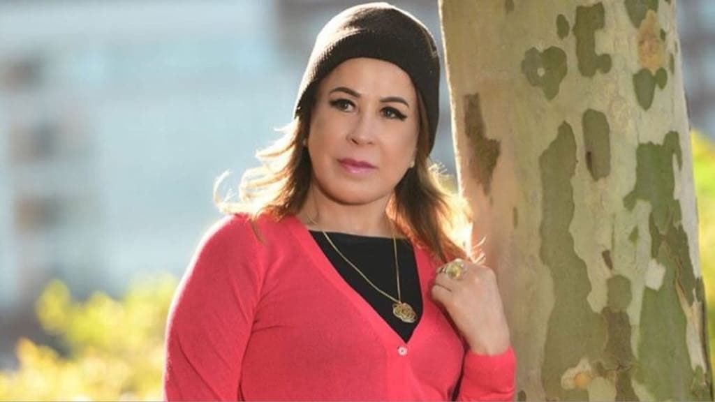 Zilu Camargo surge com decote generoso, ostenta boa forma e leva público ao delírio