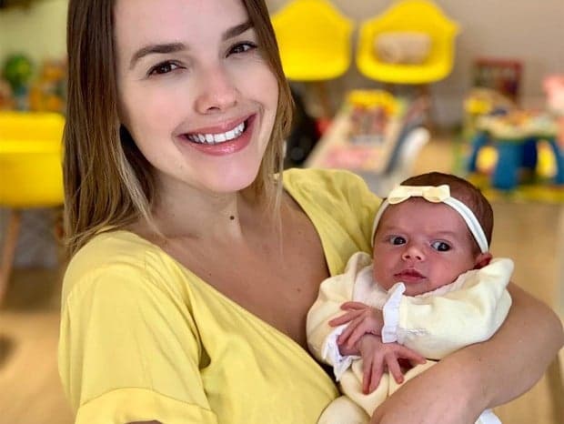 Thaeme Mariôto combina look com a filha, viraliza na web e detalhe rouba a cena