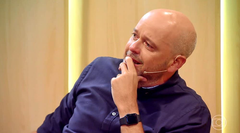 Alex Escobar se emociona durante apresentação dos seus familiares, no 'Tamanho Família' — (Foto: Globo) Alex Escobar se emociona durante apresentação dos seus familiares, no 'Tamanho Família' — (Foto: Globo)