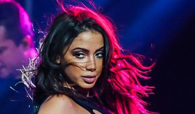 Anitta se irrita com pedidos dos 'amigos' para assistir a final da Copa América: “Não faço parte da Conmebol”