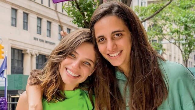 Namorada de Bruna Linzmeyer radicaliza, raspa a cabeça e atriz reage