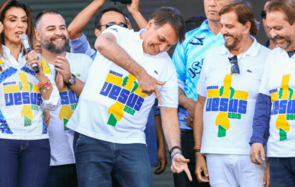 Bolsonaro participa de Marcha para Jesus e sai em defesa da "família tradicional": "Ideologia de gênero é coisa do capeta"