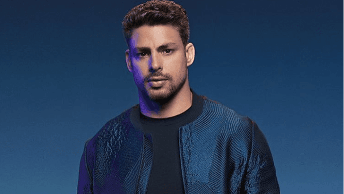 Cauã Reymond surge em praia e detalhe chama a atenção de internautas