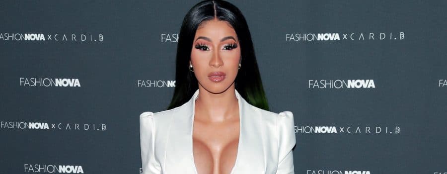 Cardi B tem roupa rasgada durante show, mostra tudo e toma atitude desesperada