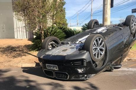 Jogador famoso do São Paulo se envolve em grave acidente, capota o carro e deixa público desesperado