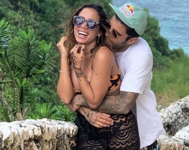 Vivendo amor meteórico, Anitta surge toda de branco e levanta suspeitas de casamento com Pedro Scooby