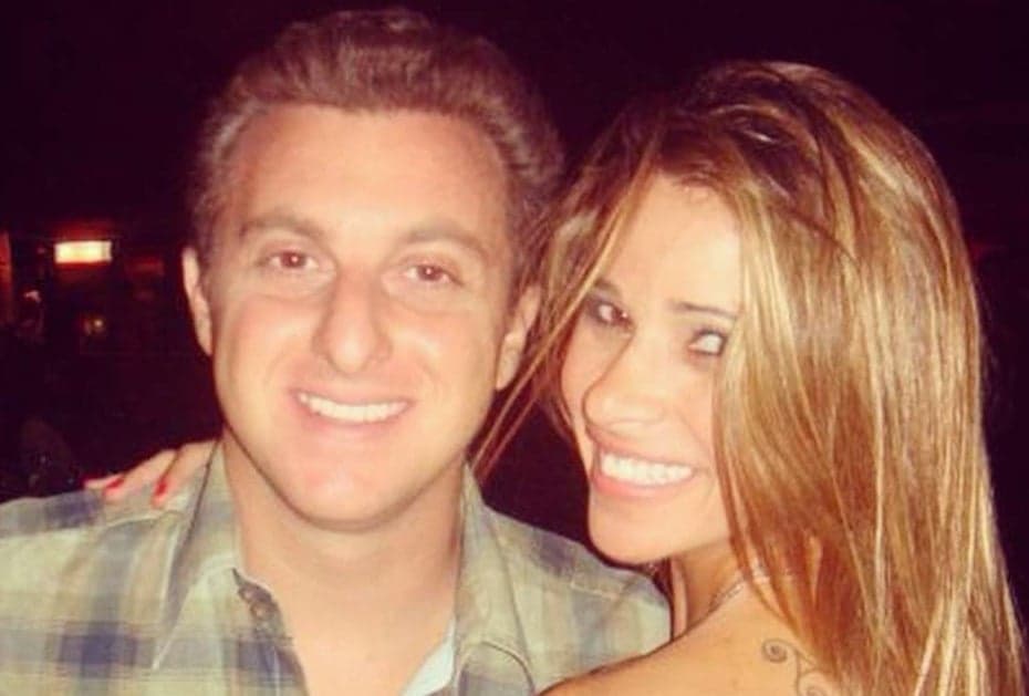 Dany Bananinha, grávida, se fantasia de "Seu Boneco" em festa de Luciano Huck e rouba a cena
