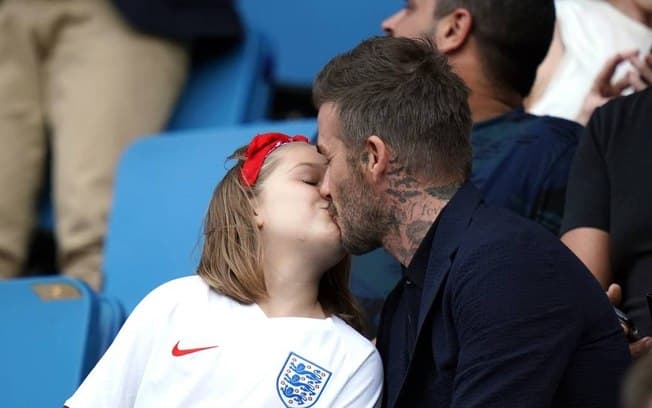 David Beckham é flagrado beijando a filha na boca, tenta se explicar e situação foge do controle