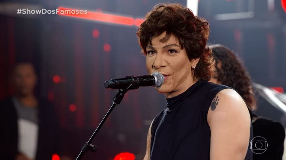 Di Ferrero surge com seios no Domingão do Faustão, levanta a blusa e deixa todos pasmos com ação