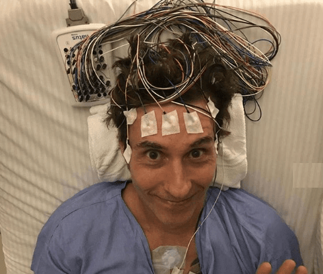 Dinho Ouro Preto passa mal, cancela show e preocupa fãs com foto em hospital