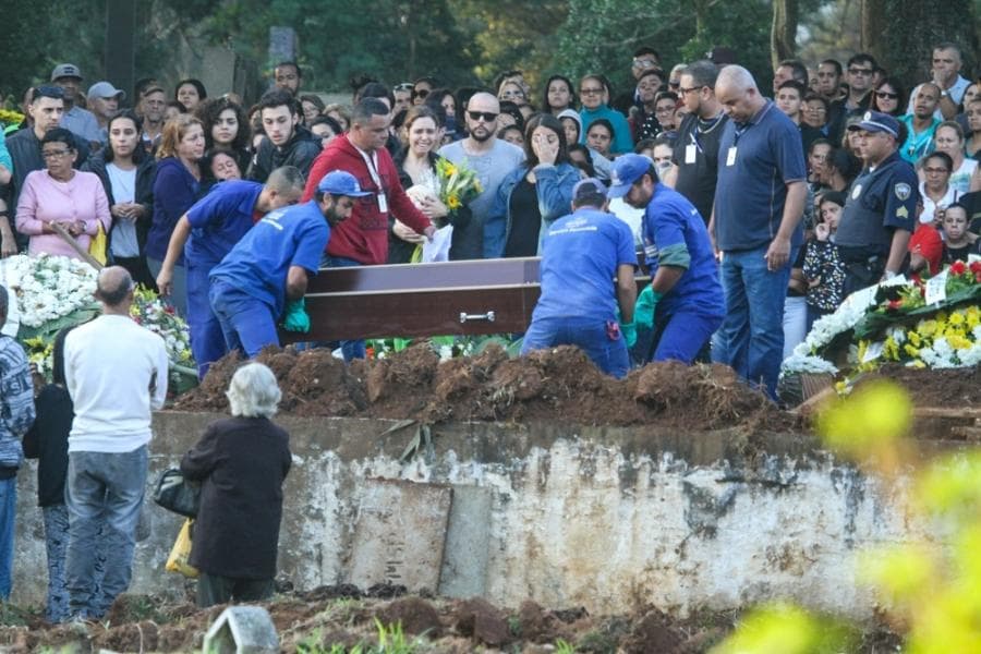 Rafael Miguel é enterrado em SP, namorada comparece, é escoltada por policias e clima de revolta toma conta
