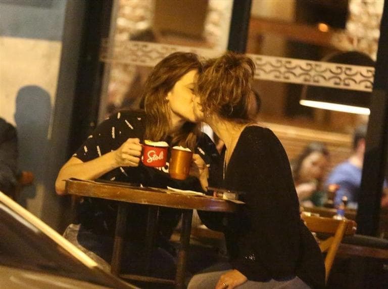 Fernanda Gentili e Priscila Montandon foram vistas trocando beijos e abraços em um barzinho no Rio De Janeiro (Foto: Reprodução)