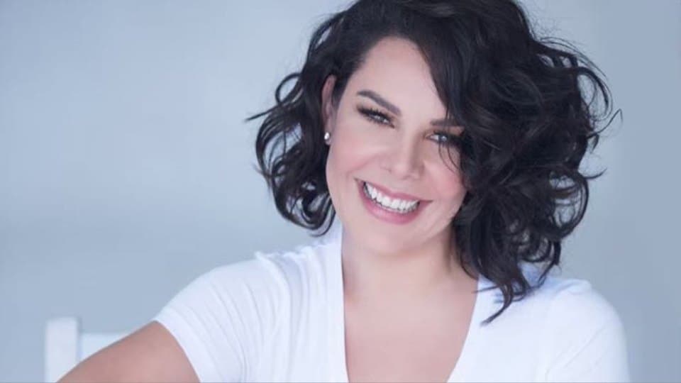 Fernanda Souza é flagrada curtindo a noite em ótima companhia