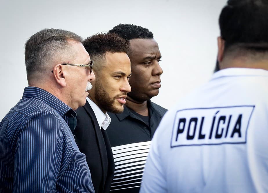 Neymar luta para provar que não estuprou, faz revelação profundamente triste sobre o filho e "para" a delegacia ao cair em prantos