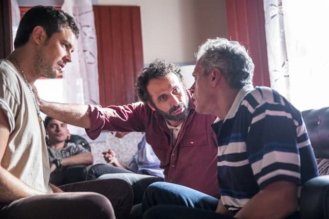 Chiclete (Sergio Guizé), Adão (César Ferrario) e Cosme (Osvaldo Mil) em cena de A Dona do Pedaço (Foto: Globo/João Miguel Júnior)