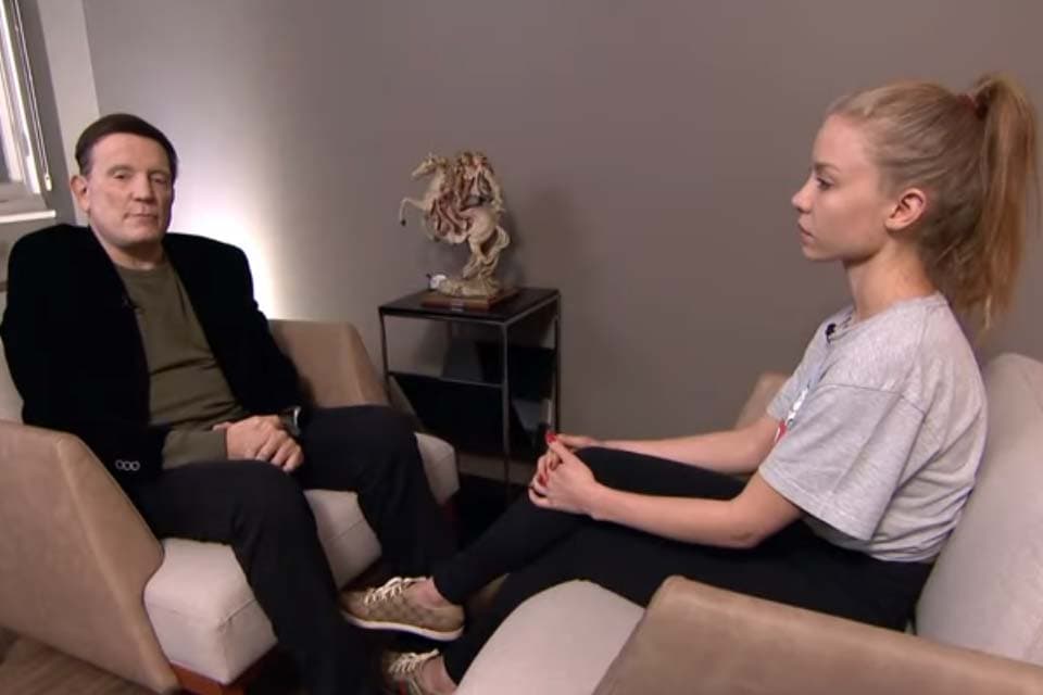 Najila Trindade surge extremamente nervosa e com comportamento estranho em bastidores de entrevista feita por Roberto Cabrini; veja o vídeo