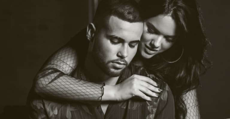 Jerry Smith posta foto ao lado da namorada Emily Garcia e detalhe chama atenção