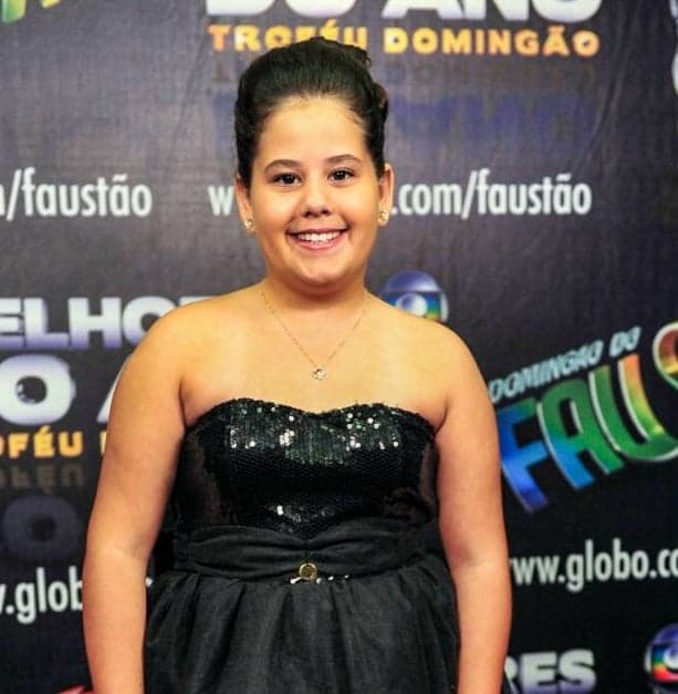 Karol Lannes, famosa atriz de 'Avenida Brasil' é flagrada beijando namorada, se revolta e dispara: "Nunca escondi"