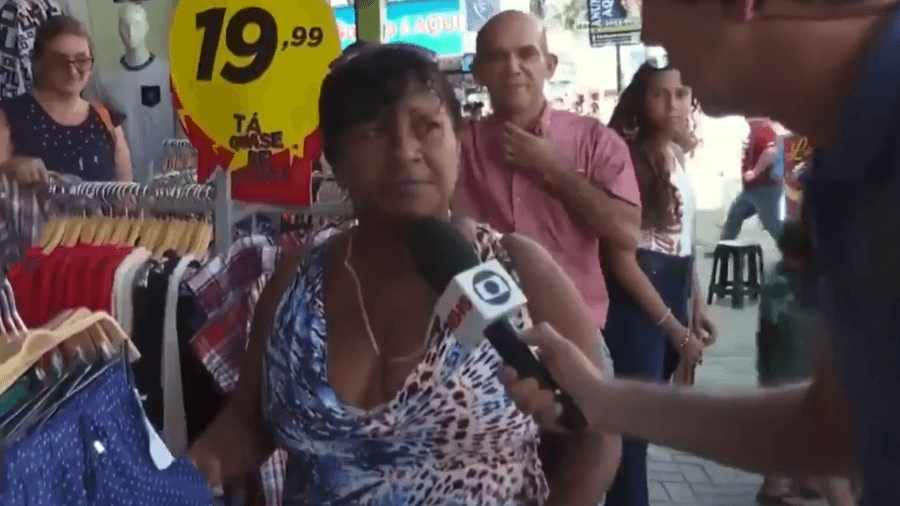 Repórter da Globo é surpreendido ao vivo por mulher que o pede em namoro e diz ter enterrado ex marido