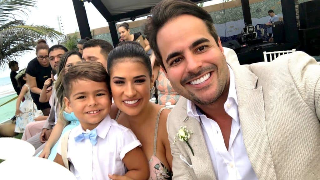 Simone é flagrada na cama com o marido pelo filho Henry e revela apelido ofensivo que recebeu do menino