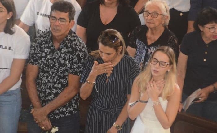 Emoção toma conta da família de Gabriel Diniz em missa de sétimo dia e comove fãs