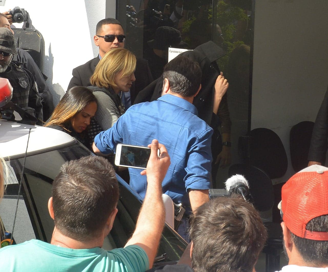 Najila Trindade enfrenta multidão bizarra ao chegar na delegacia para provar que sofreu estupro de Neymar Foto: Agnews Najila Trindade enfrenta multidão bizarra ao chegar na delegacia para provar que sofreu estupro de Neymar Foto: Agnews