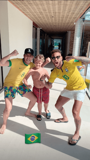 Neymar não participa de jogo do Brasil e assiste Seleção de casa com o filho e amigo