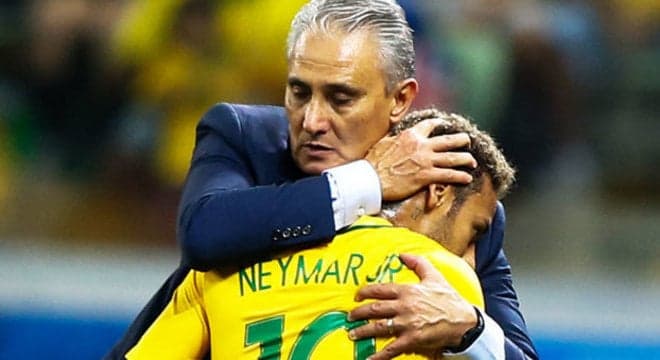 Neymar, após acusação de estupro, reencontra amigos da Seleção e emociona ao receber apoio de Tite