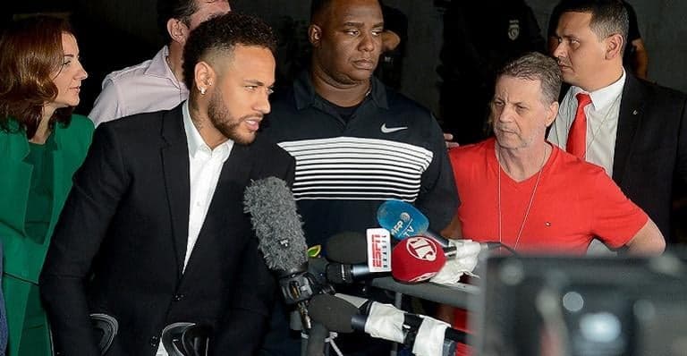 Neymar Jr deixa a Delegacia após prestar depoimento, faz esclarecimento sobre acusação de estupro e dá detalhes
