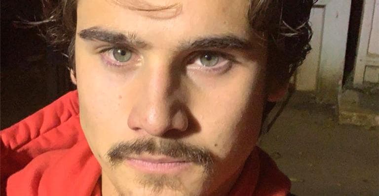 Nicolas Prattes perde quase 10 kg em 19 dias, surge irreconhecível após fim de namoro e fãs especulam doença