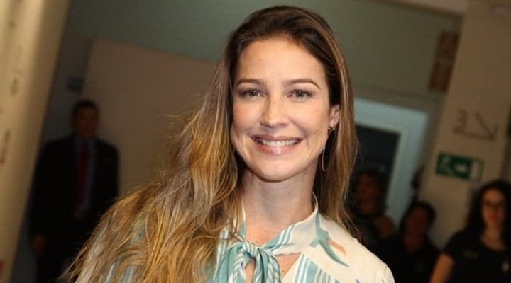 Luana Piovani faz a fila andar, surge agarrada ao novo amor e deixa fãs surpresos
