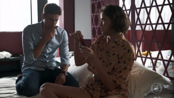 Régis (Reynaldo Gianecchini) e Jô (Agatha Moreira) de A Dona do Pedaço (Reprodução/TV Globo) Régis (Reynaldo Gianecchini) e Jô (Agatha Moreira) de A Dona do Pedaço (Reprodução/TV Globo)