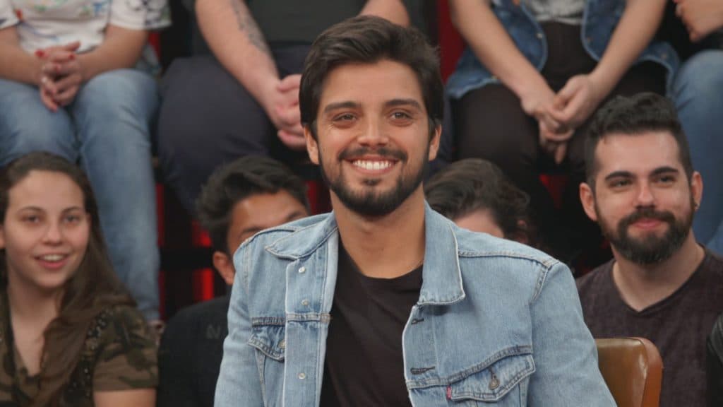 Rodrigo Simas se sensibiliza, revela drama familiar e choca todos em rede nacional