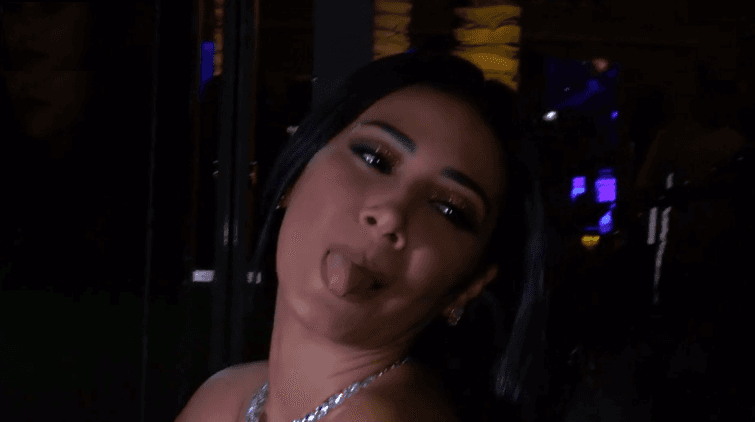 Simaria Mendes passa por sufoco em festa ao ter vestido rasgado e exibir parte íntima