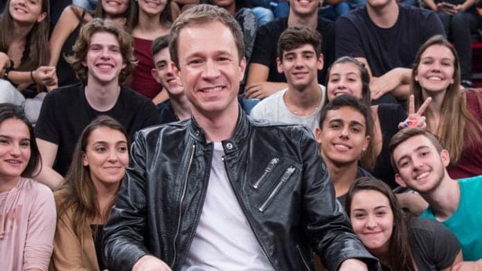 No Altas Horas, Tiago leifert fala sobre Big Brother, entrega drama na estreia e é surpreendido por apresentador