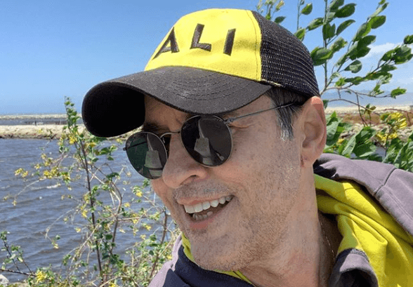 Tiago Santiago comemora audiência da sua novela, mas alfineta a Record: "Adoraria que fosse ao ar sem cortes"