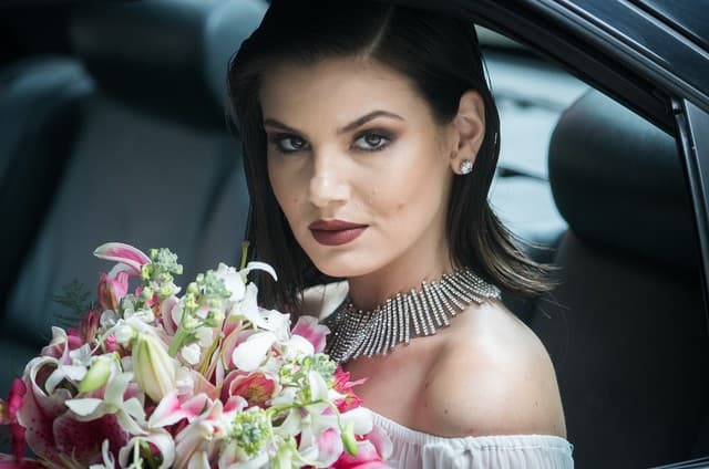 Verão 90: Vanessa surge deslumbrante em casamento, é desmascarada, foge e tem final surpreendente