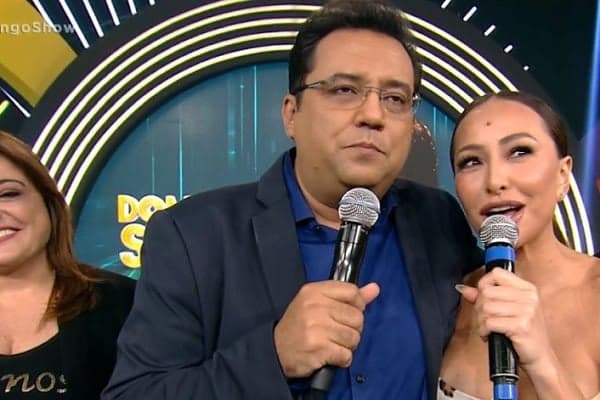 Sabrina Sato reclama de pauta do Domingo Show ao vivo e dispara: "Me chamou pra isso?"